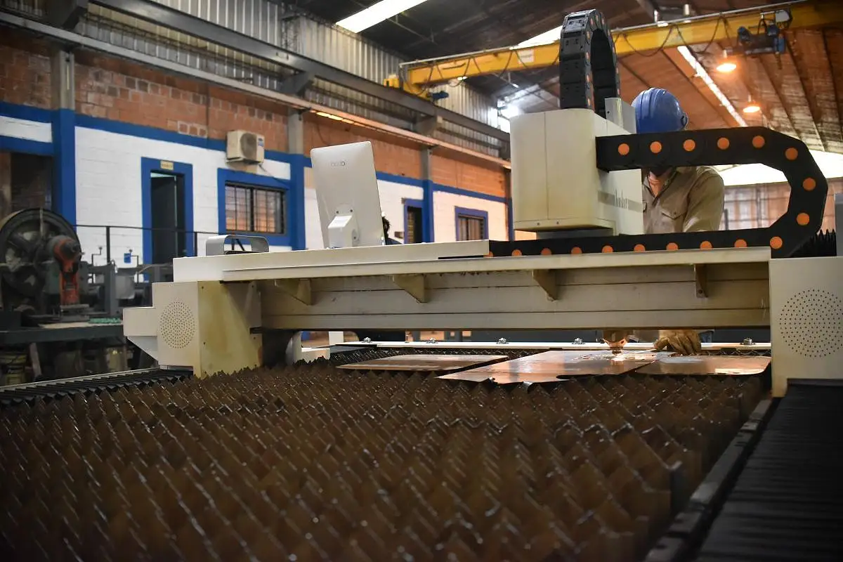 Com uma máquina de corte a laser apostam na inovação em metalurgia